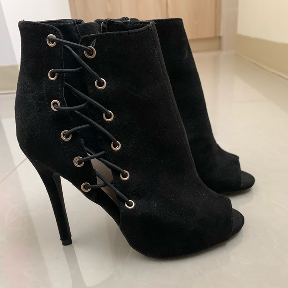 Black swade heels 👠 - Picture 1 of 5